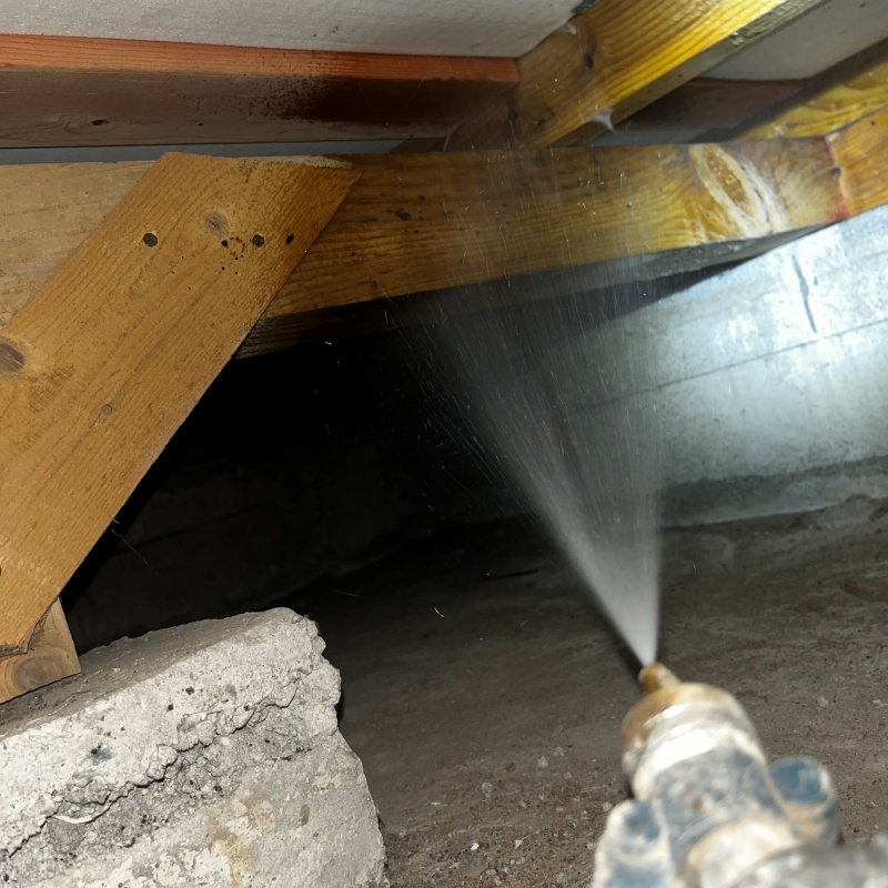 床下の木材にシロアリ駆除剤を散布