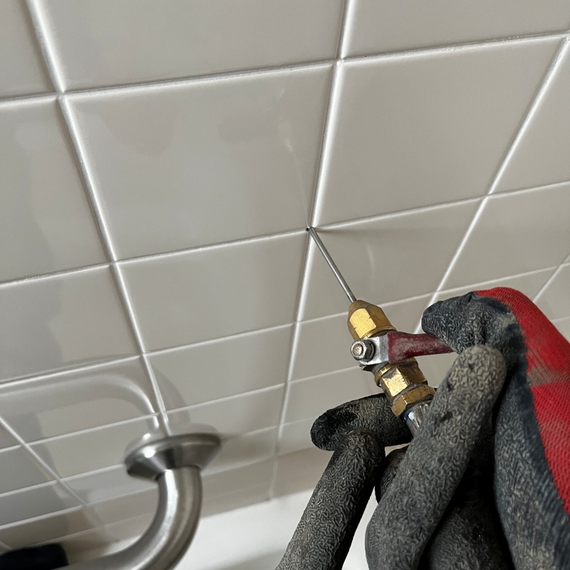 浴室の壁にシロアリ駆除剤を注入