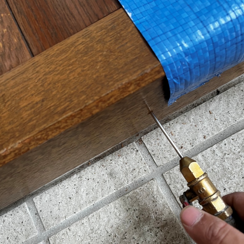 土間の木部にシロアリ駆除剤を注入