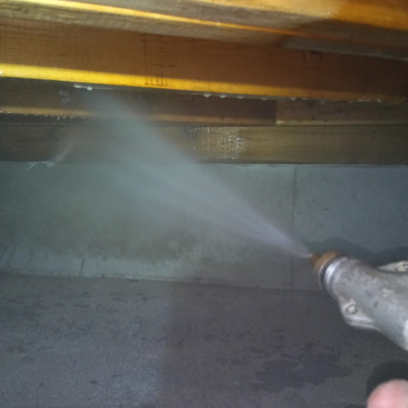 床下の木材にシロアリ駆除剤を散布