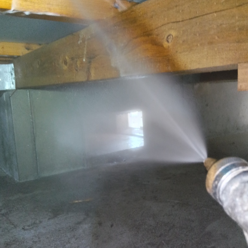 床下の木材にシロアリ駆除剤を散布