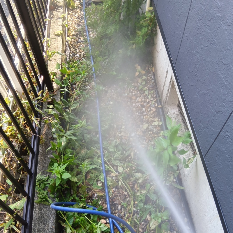 屋外の地面にシロアリ駆除剤を散布