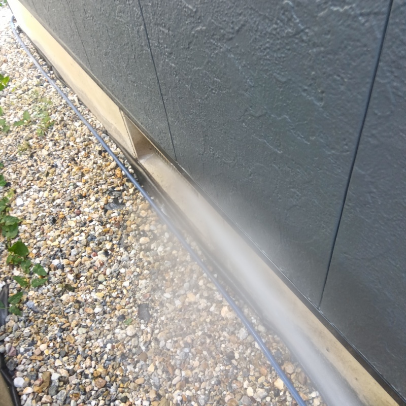 屋外の地面にシロアリ駆除剤を散布