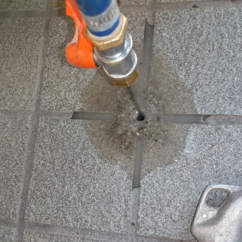 床にシロアリ駆除剤を注入