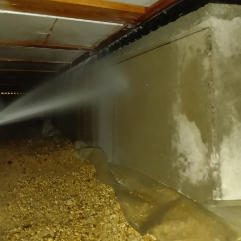 床下の木材にシロアリ駆除剤を散布