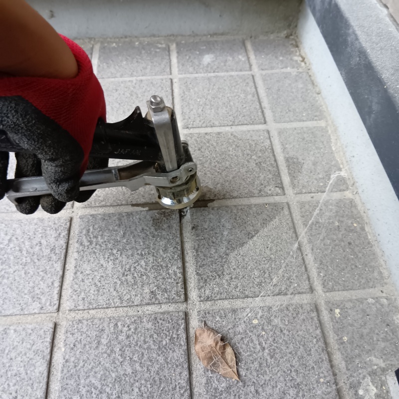 床にシロアリ駆除剤を注入