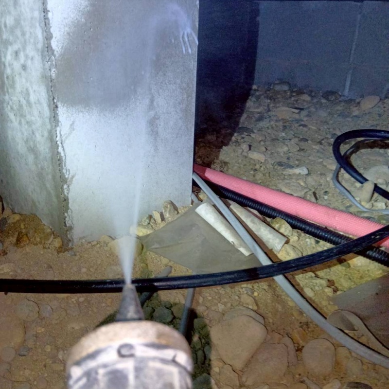 床下の基礎部分にシロアリ駆除剤を散布