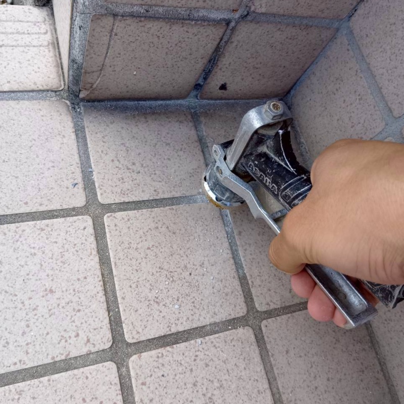 床にシロアリ駆除剤を注入