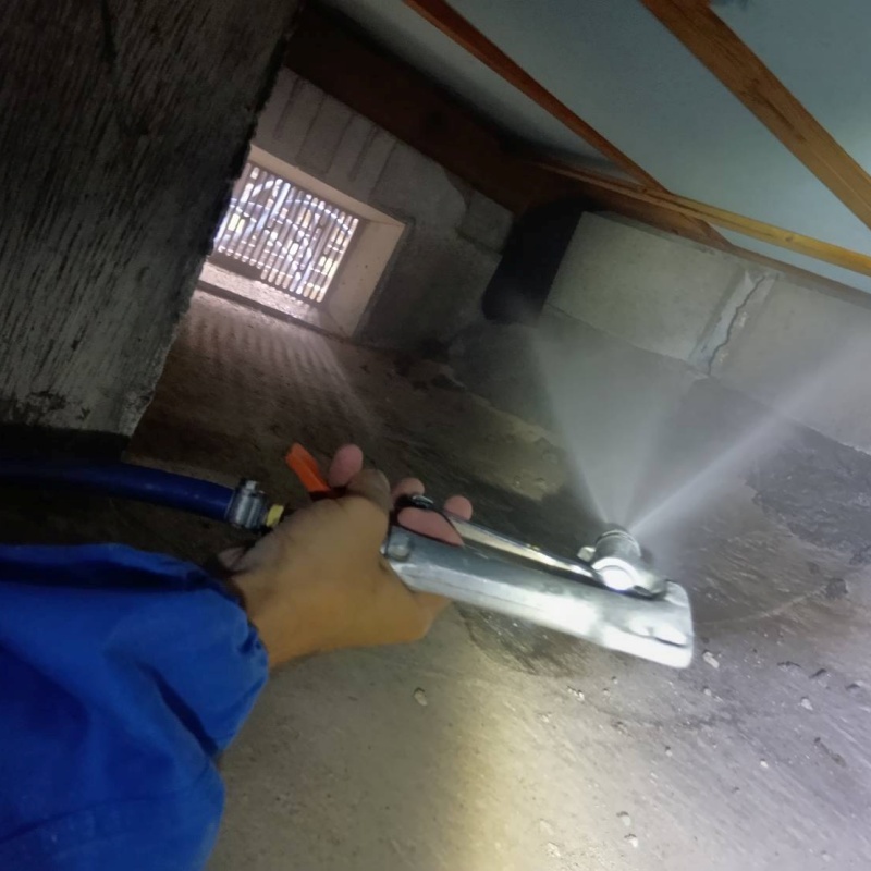 床下の木材にシロアリ駆除剤を散布