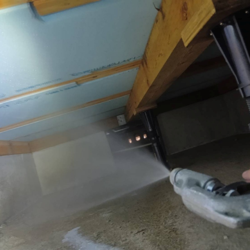 床下の木材にシロアリ駆除剤を散布