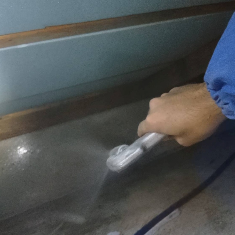 床下の基礎部分にシロアリ駆除剤を散布