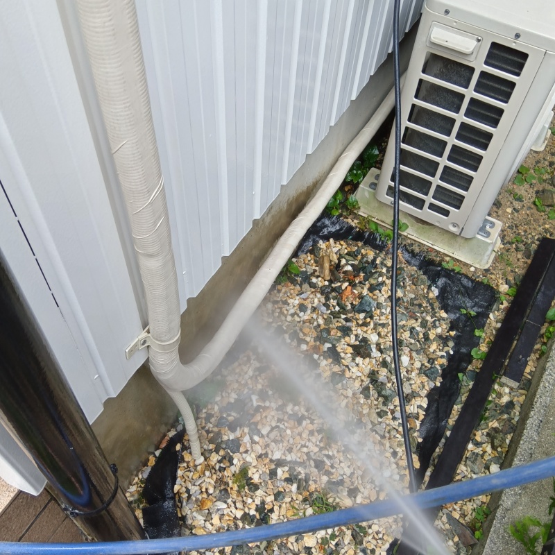 建物の外周にシロアリ駆除剤を散布