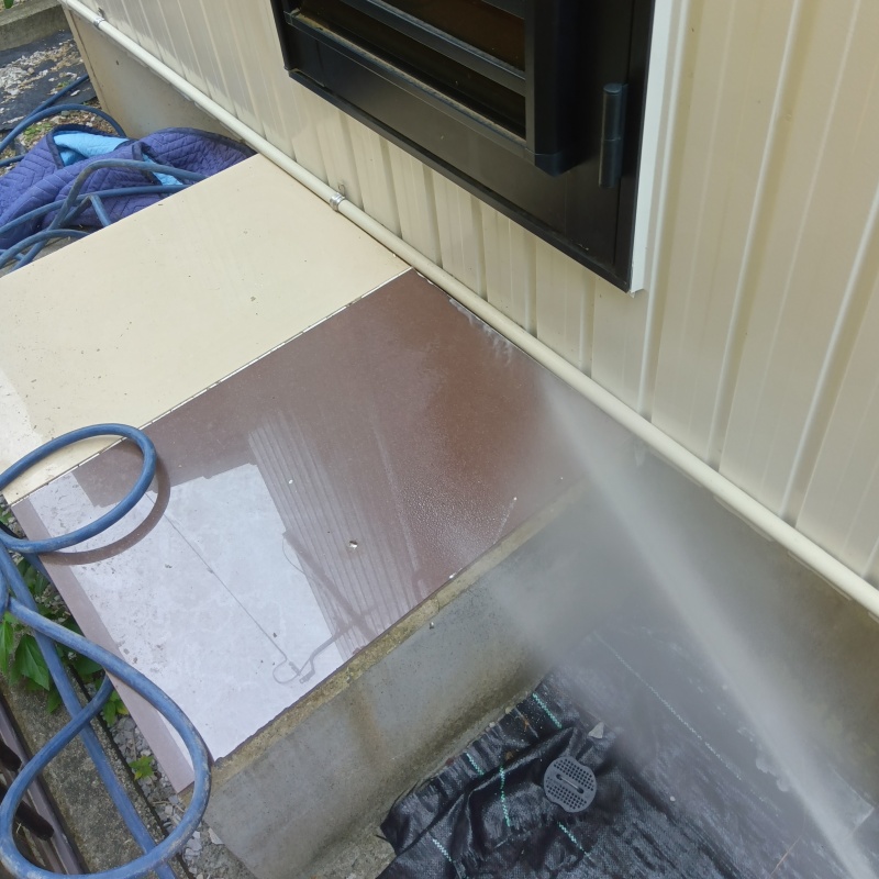 建物の外周にシロアリ駆除剤を散布