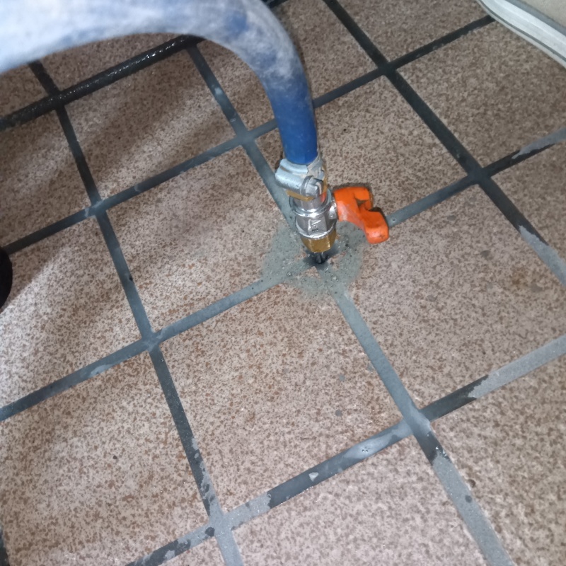 床にシロアリ駆除剤を注入