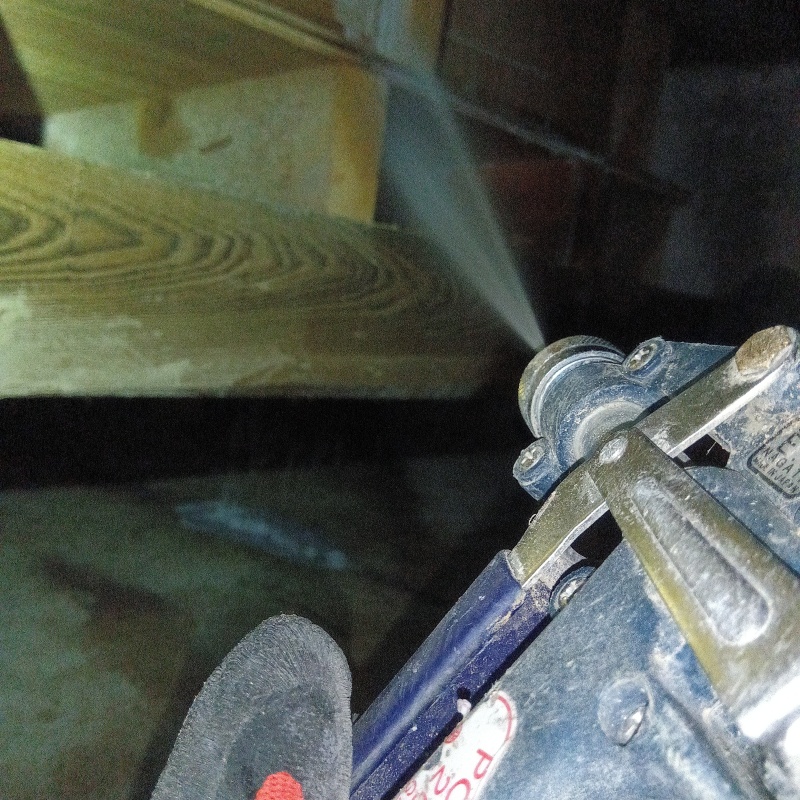 床下の木材にシロアリ駆除剤を散布