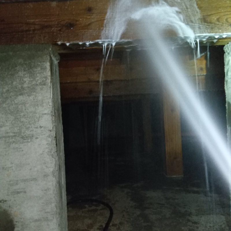 床下の木材にシロアリ駆除剤を散布