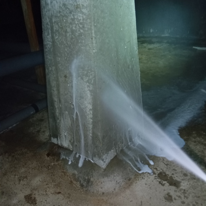 床下の地面にシロアリ駆除剤を散布