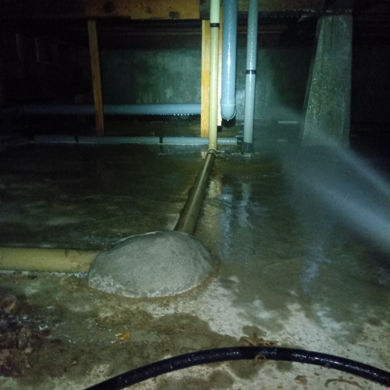 床下の地面にシロアリ駆除剤を散布