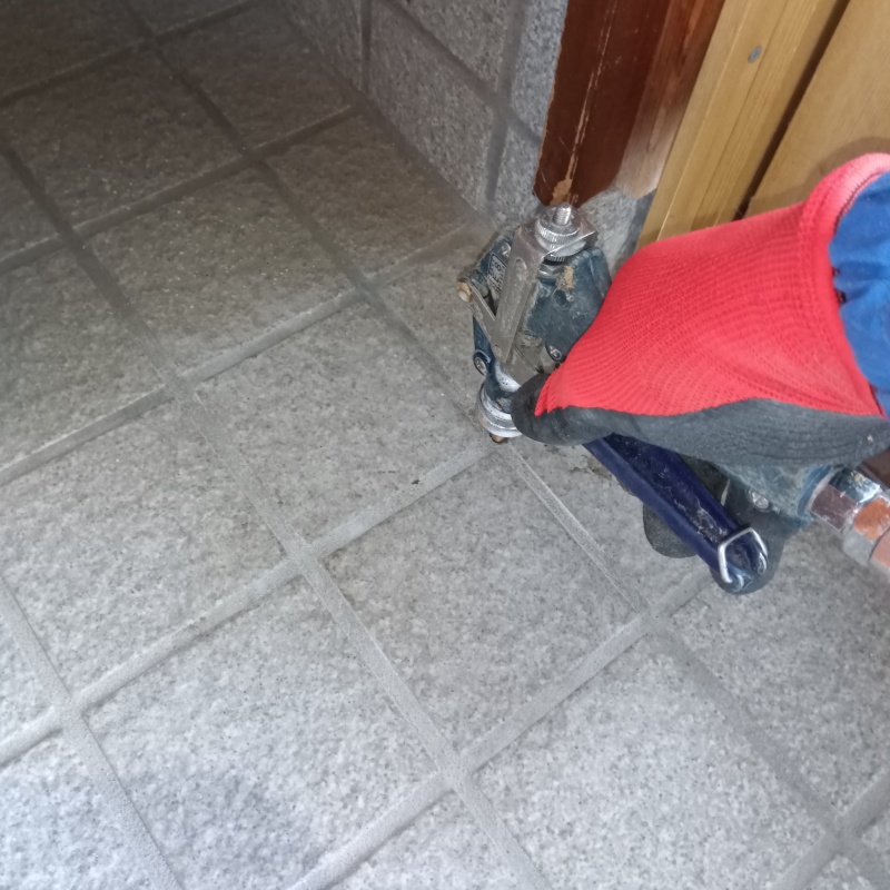 床にシロアリ駆除剤を注入