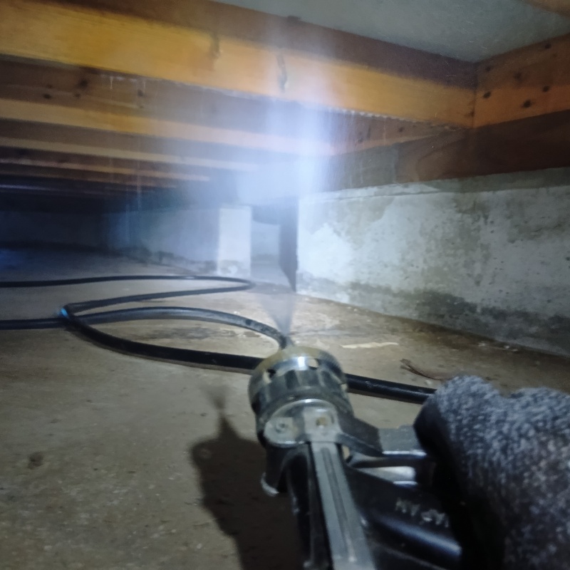 床下の木材にシロアリ駆除剤を散布