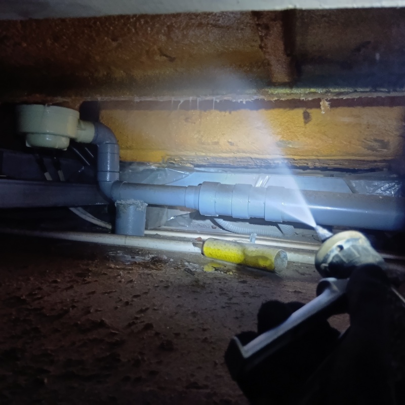 床下の木材にシロアリ駆除剤を散布