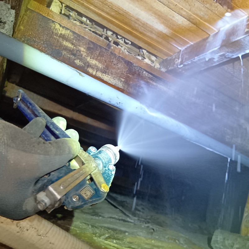 床下の木材に防蟻剤を散布