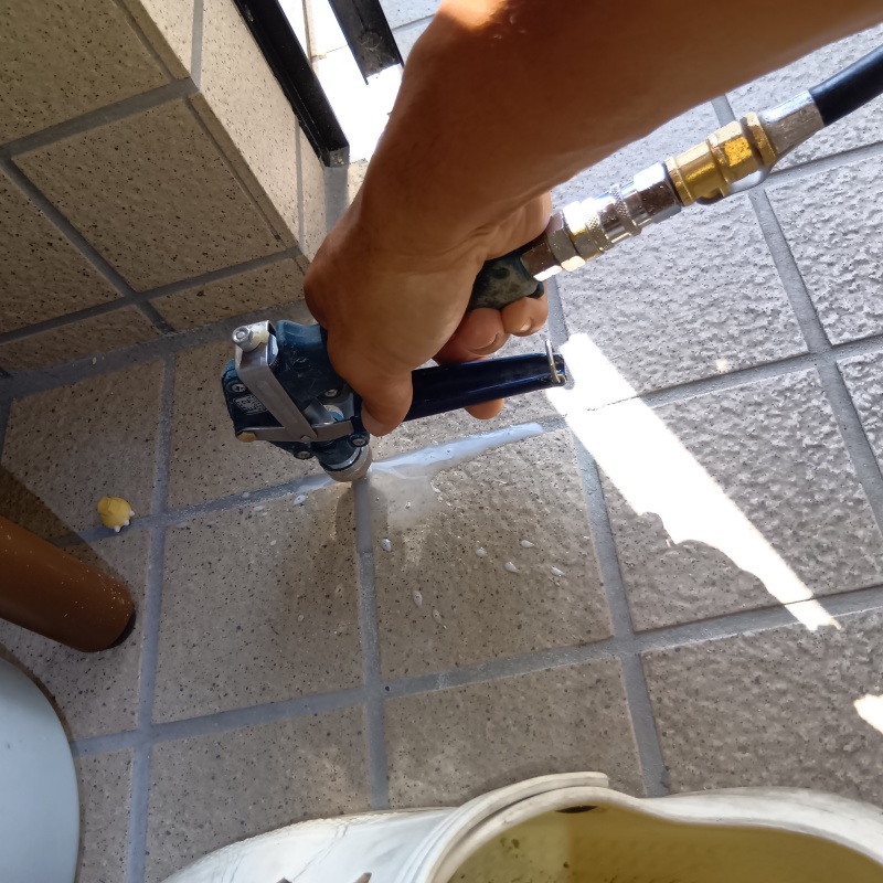 床に防蟻剤を注入