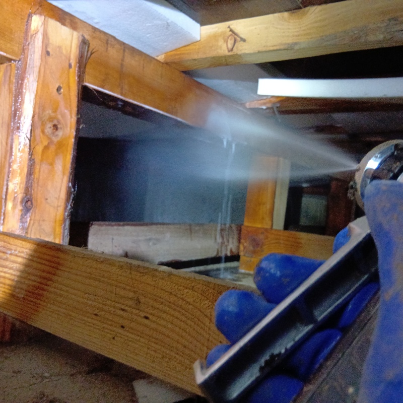 床下の木材にシロアリ駆除剤を散布