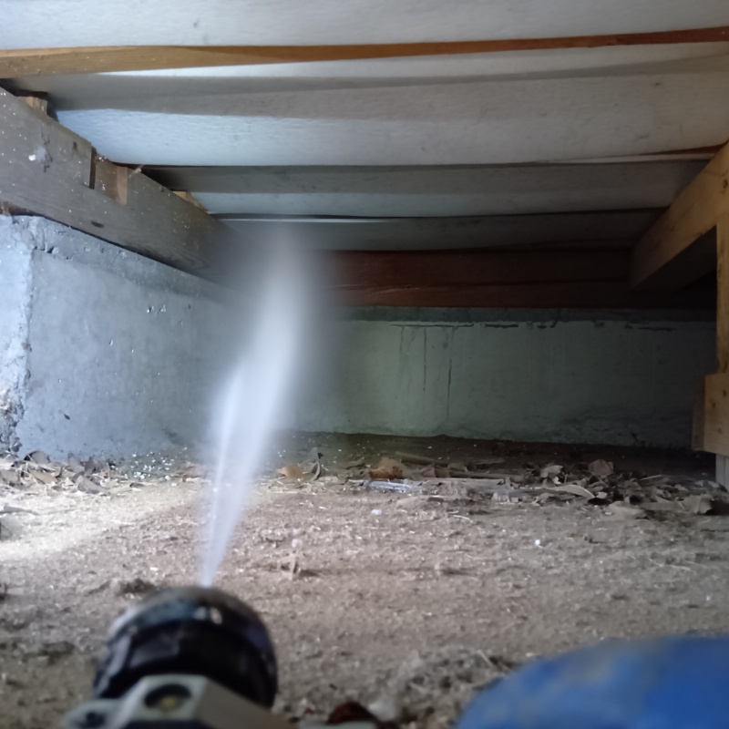 床下の木材にシロアリ駆除剤を散布