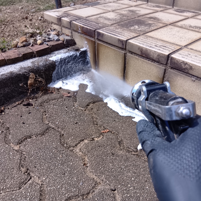 建物の外周にシロアリ駆除剤を散布