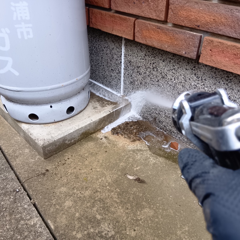 建物の外周にシロアリ駆除剤を散布