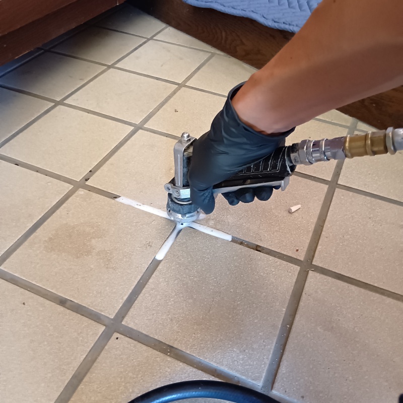 床にシロアリ駆除剤を注入