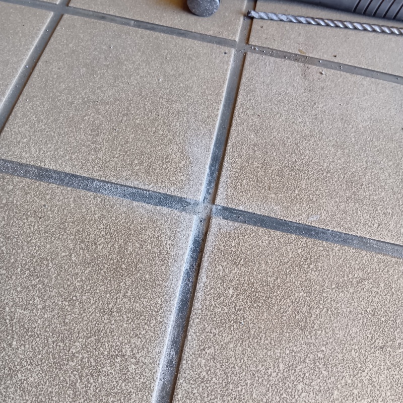 開けた穴を修復した様子