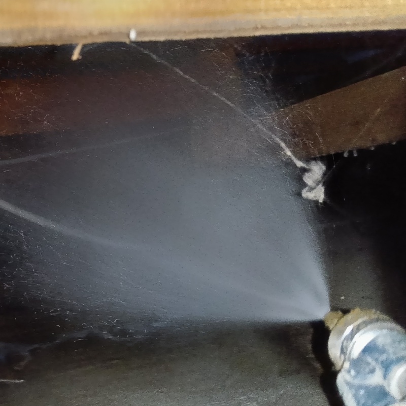 床下の木材にシロアリ駆除剤を散布