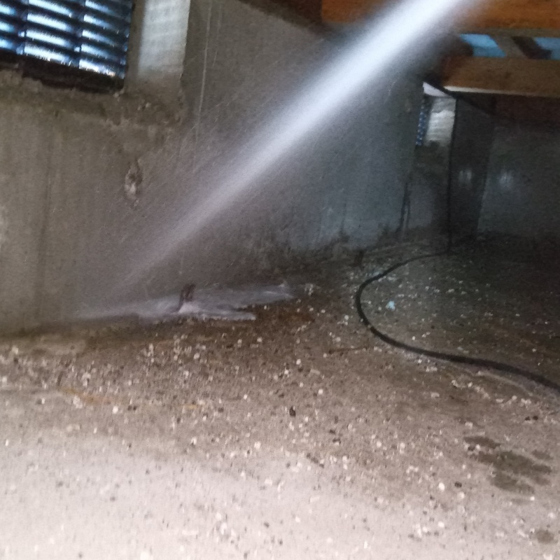 床下の地面にシロアリ駆除剤を散布