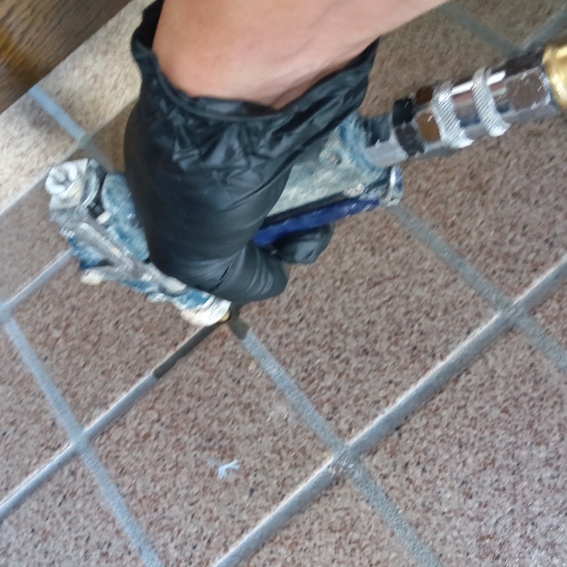 床にシロアリ駆除剤を注入