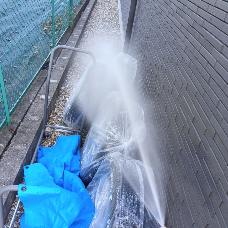 建物の外周に防蟻剤を散布