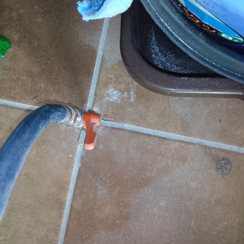 床に防蟻剤を注入