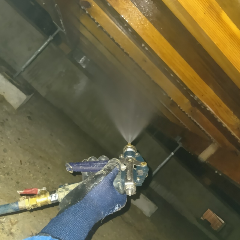 床下の木材にシロアリ駆除剤を散布