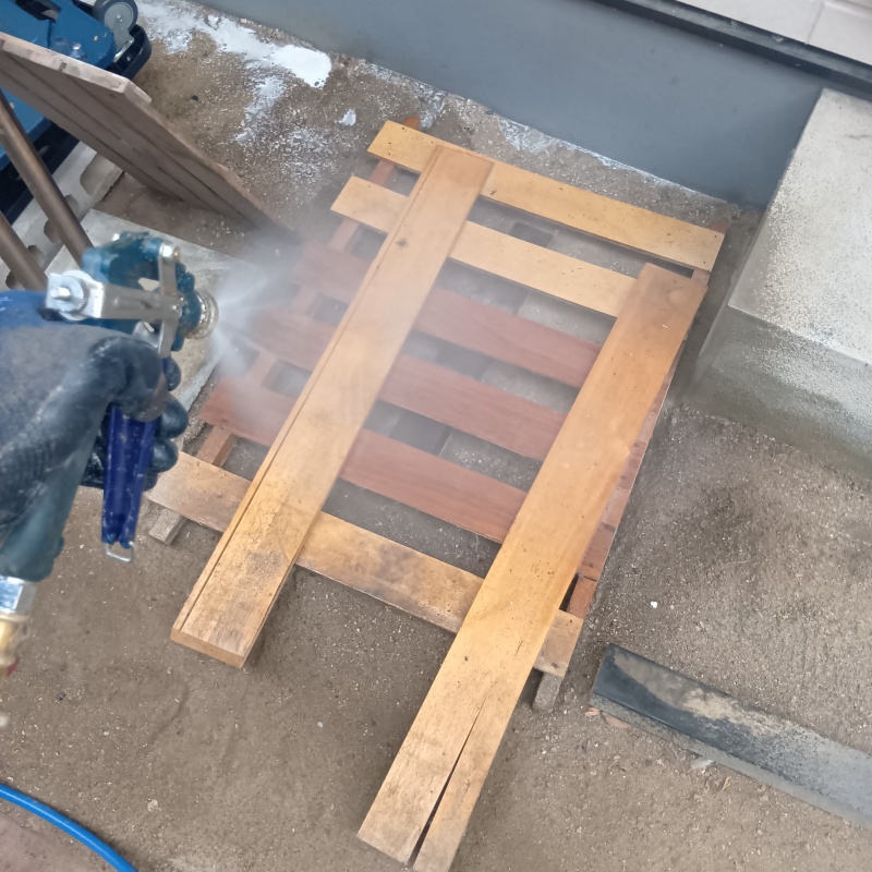 木材にシロアリ駆除剤を散布