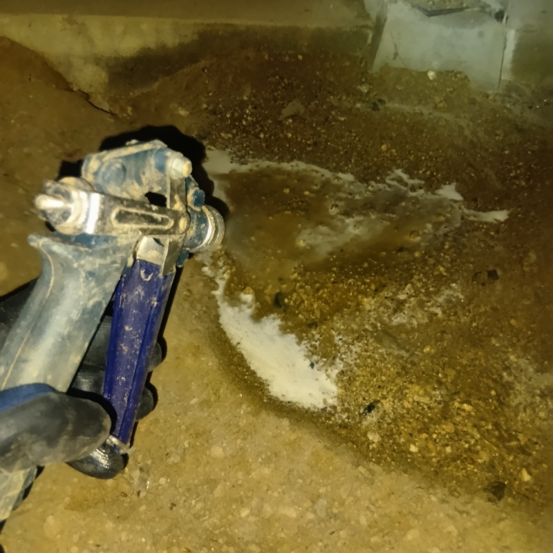 床下の地面にシロアリ駆除剤を散布