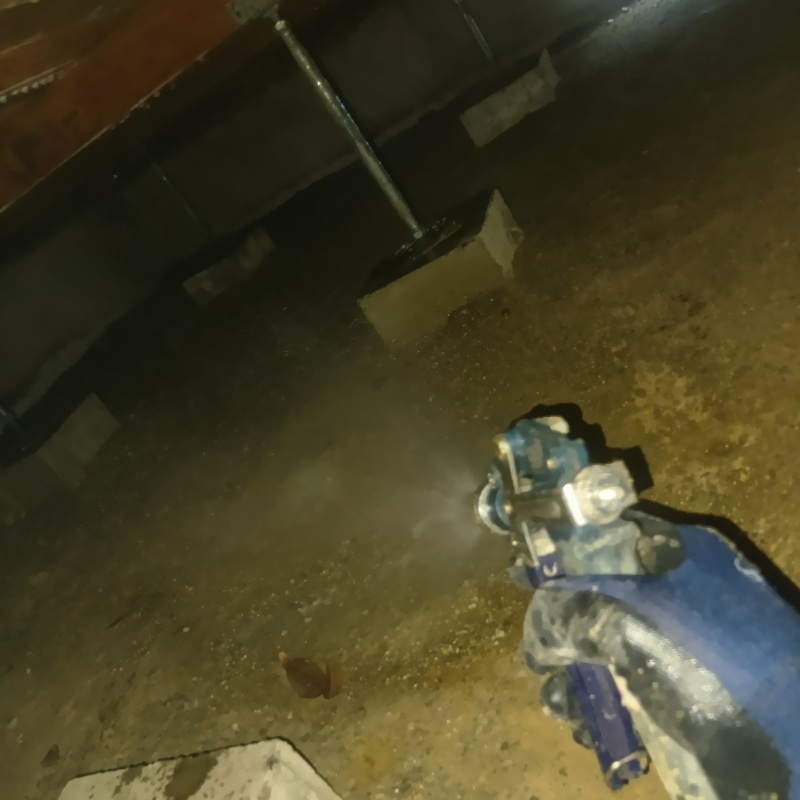 床下の地面にシロアリ駆除剤を散布