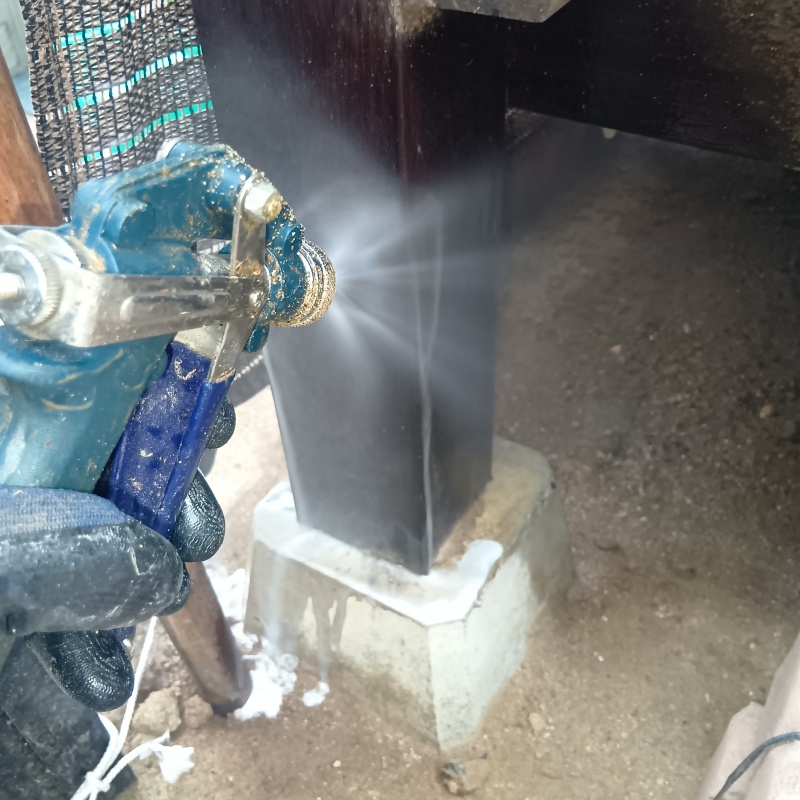 建物の外周にシロアリ駆除剤を散布