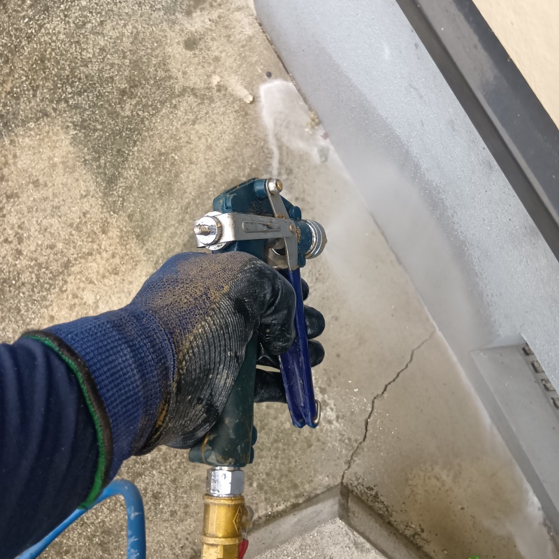 建物の外周にシロアリ駆除剤を散布