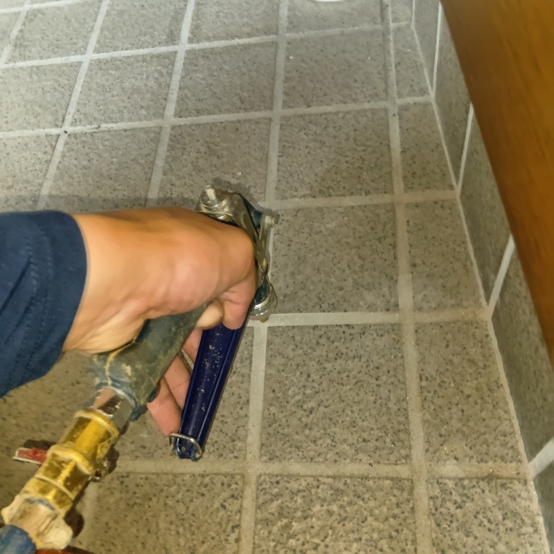 床にシロアリ駆除剤を注入