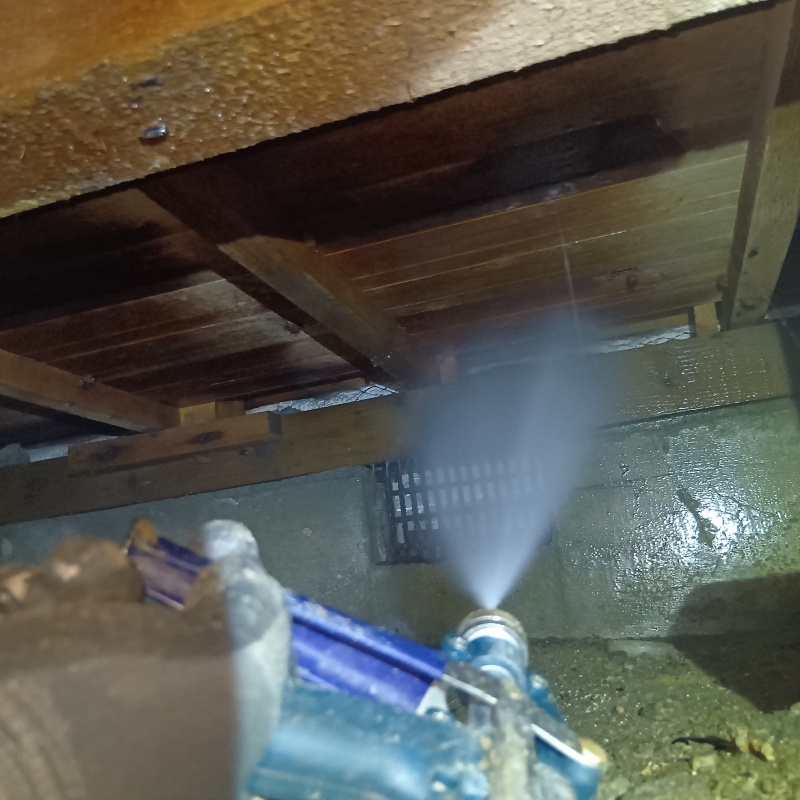 床下の木材にシロアリ駆除剤を散布