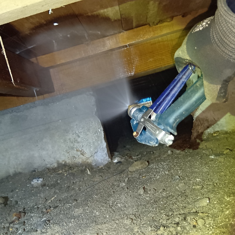 床下の木材にシロアリ駆除剤を散布