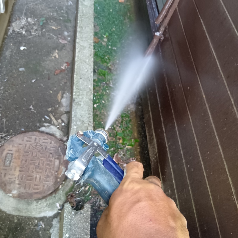 建物の外周にシロアリ駆除剤を散布