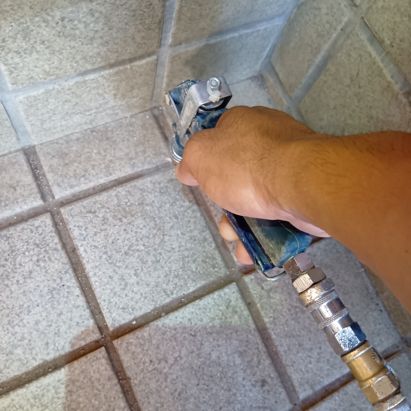 床にシロアリ駆除剤を注入