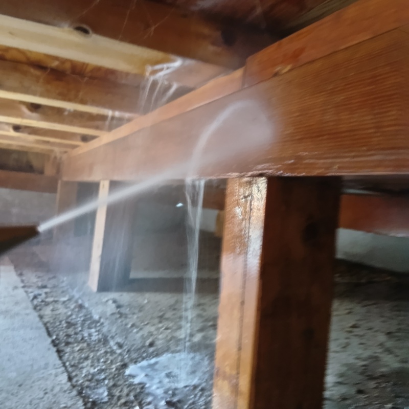 床下の木材にシロアリ駆除剤を散布